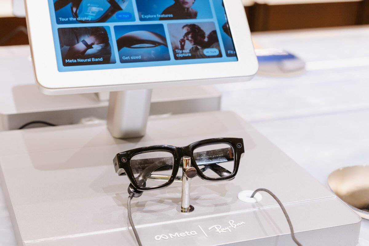Meta Plans to Add Facial Recognition Technology to Its Smart Glasses - The New York Times